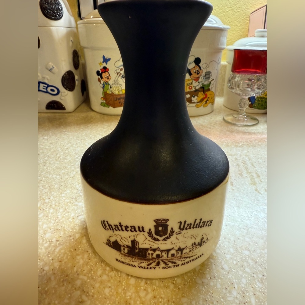 Château Yaldara Barossa valley South Australia Black and White Vase decanter - Picture 1 of 12